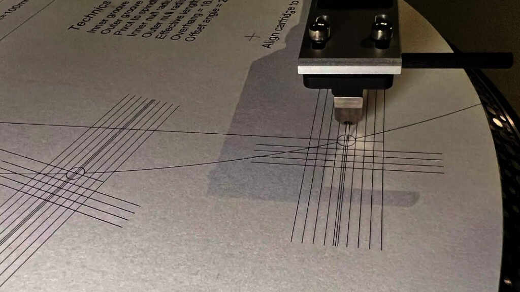 Aguja y cartucho fonocaptor sobre Plantilla protractor de alineacion 